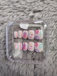 Sweets hearts and stripe nails